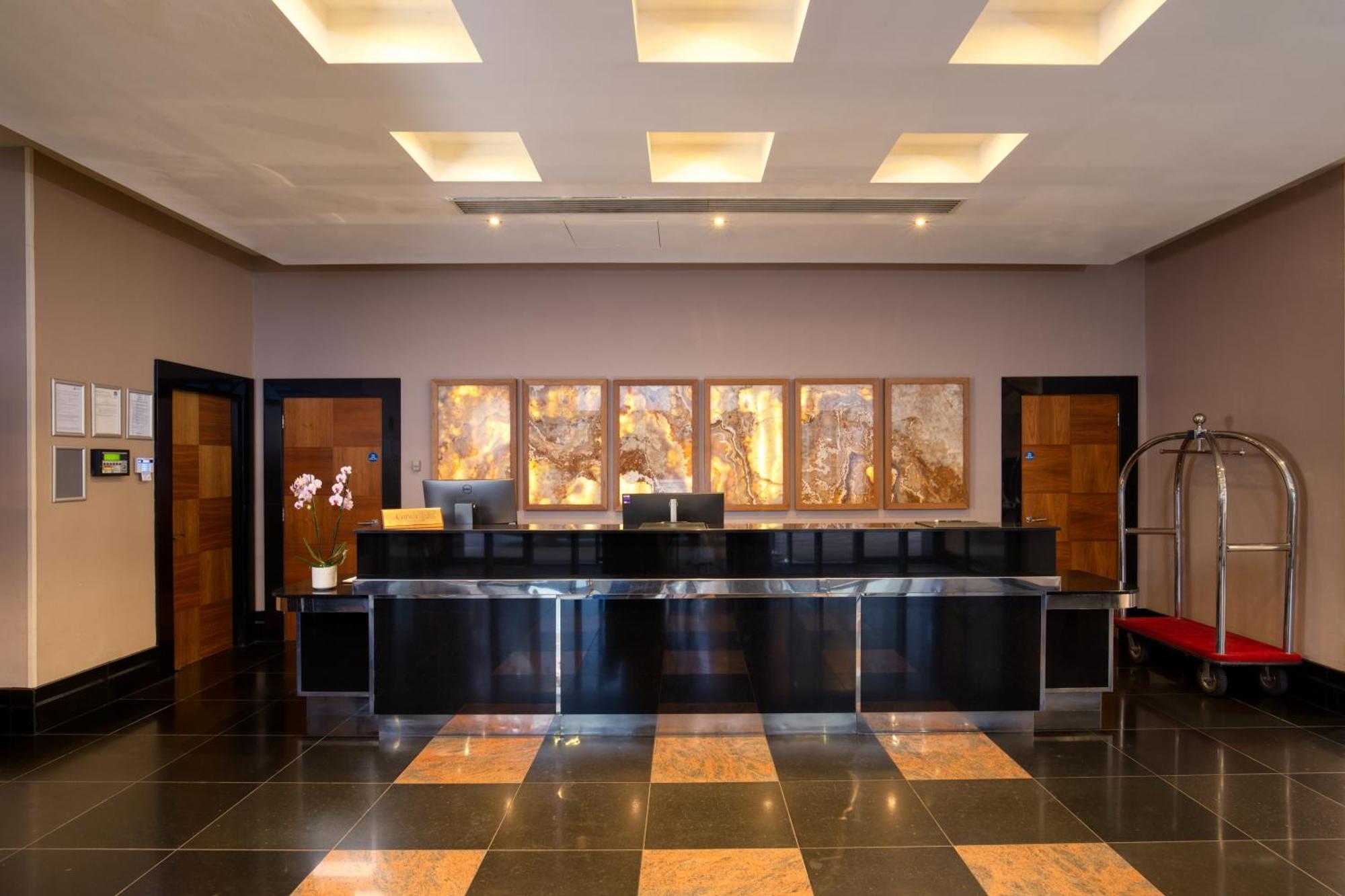The Chelsea Harbour Hotel And Spa London Exterior photo Reception